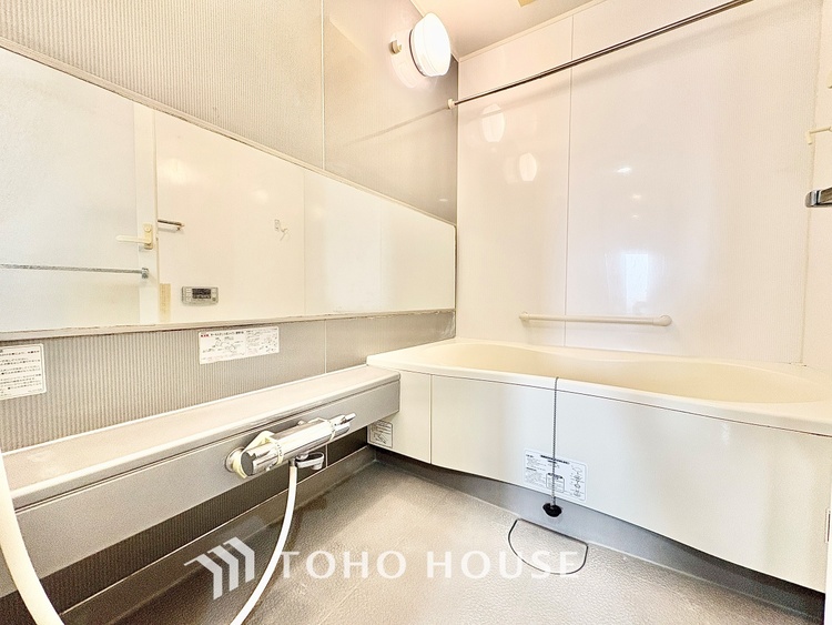 風呂 ◆浴室◆の温もりを感じ、ふわりと寄り添う太陽の妖精たちが自然と僕達を微睡ませる。うとうとしたい訳ではないがそんな時間が嫌いじゃない自分がここにいる。