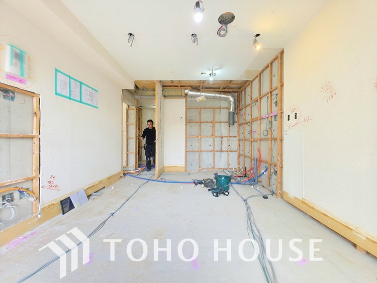 内装 現在リフォーム中。新しく生まれ変わる室内は、快適な暮らしを彩る空間へ。白を基調とした明るい内装、最新の設備が、あなたの新生活を豊かにします。完成を楽しみにお待ちください。