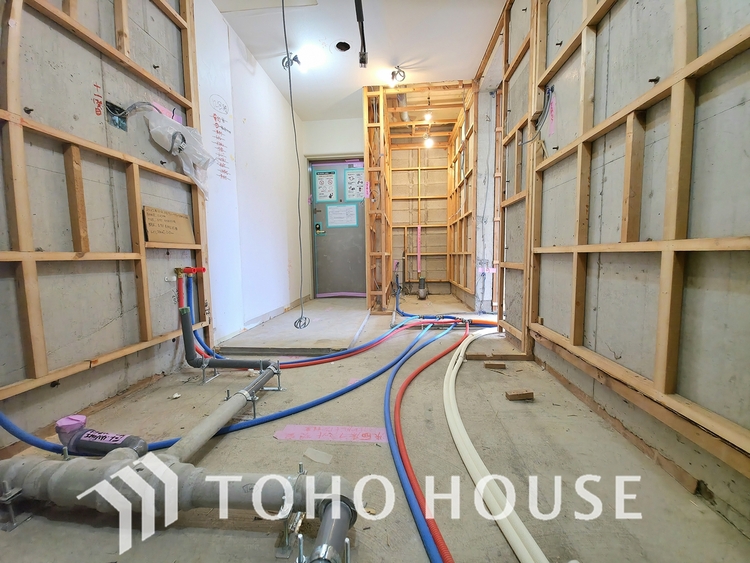 内装 現在リフォーム中。新しく生まれ変わる室内は、快適な暮らしを彩る空間へ。白を基調とした明るい内装、最新の設備が、あなたの新生活を豊かにします。完成を楽しみにお待ちください。