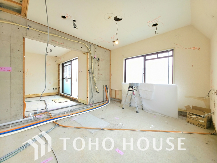 内装 現在リフォーム中。新しく生まれ変わる室内は、快適な暮らしを彩る空間へ。白を基調とした明るい内装、最新の設備が、あなたの新生活を豊かにします。完成を楽しみにお待ちください。