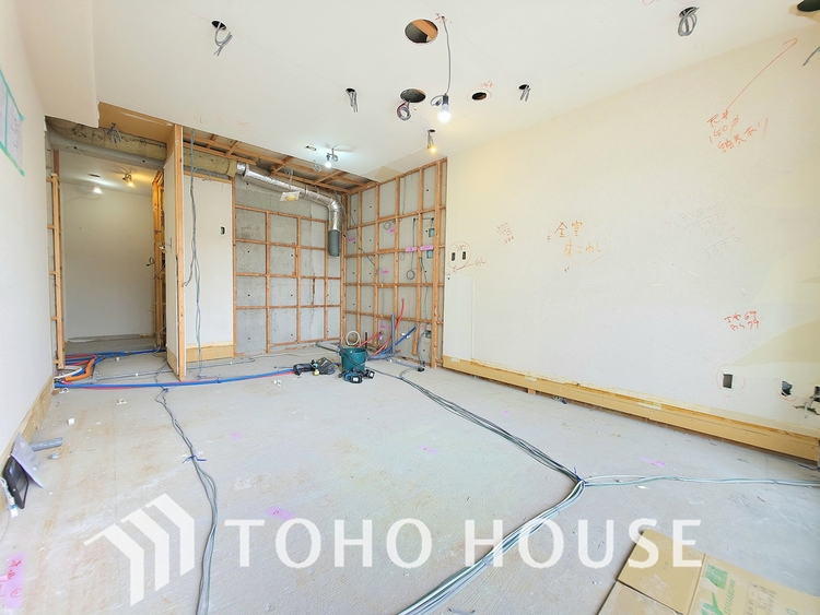 内装 現在リフォーム中。新しく生まれ変わる室内は、快適な暮らしを彩る空間へ。白を基調とした明るい内装、最新の設備が、あなたの新生活を豊かにします。完成を楽しみにお待ちください。