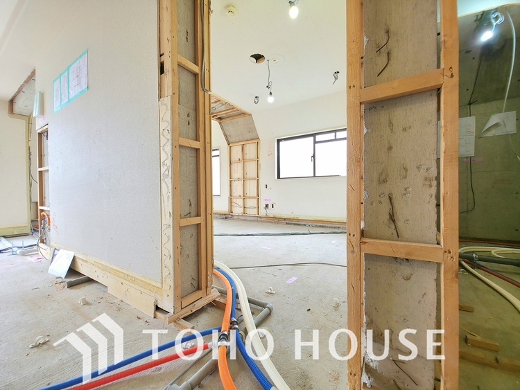 内装 現在リフォーム中。新しく生まれ変わる室内は、快適な暮らしを彩る空間へ。白を基調とした明るい内装、最新の設備が、あなたの新生活を豊かにします。完成を楽しみにお待ちください。