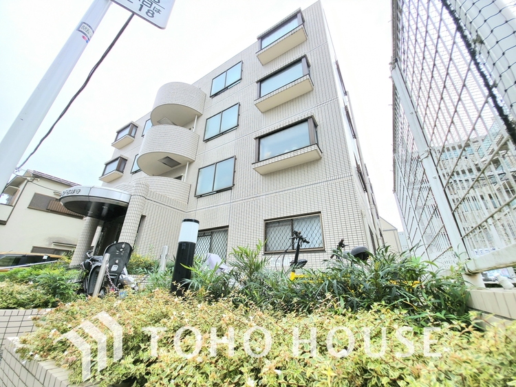 外観 現在リフォーム中。新しく生まれ変わる室内は、快適な暮らしを彩る空間へ。白を基調とした明るい内装、最新の設備が、あなたの新生活を豊かにします。完成を楽しみにお待ちください。