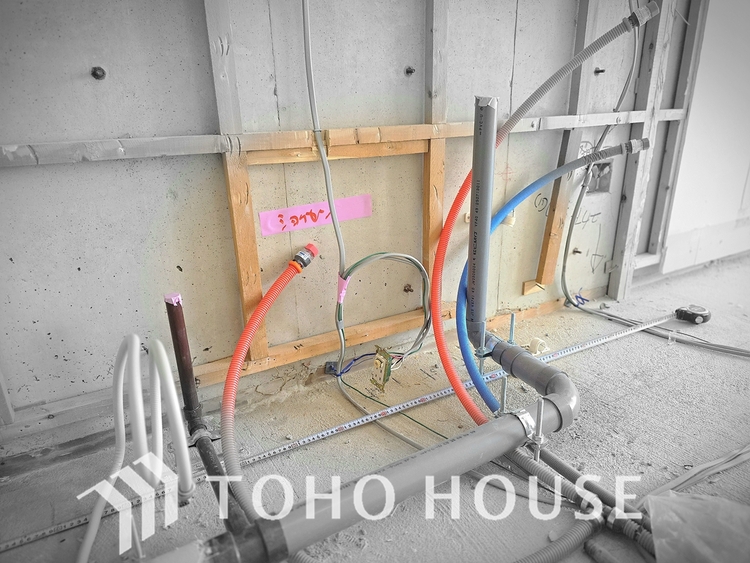 キッチン 現在リフォーム中。新しく生まれ変わる室内は、快適な暮らしを彩る空間へ。白を基調とした明るい内装、最新の設備が、あなたの新生活を豊かにします。完成を楽しみにお待ちください。