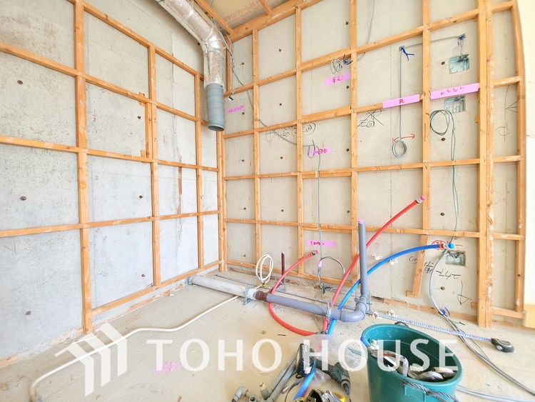 キッチン 現在リフォーム中。新しく生まれ変わる室内は、快適な暮らしを彩る空間へ。白を基調とした明るい内装、最新の設備が、あなたの新生活を豊かにします。完成を楽しみにお待ちください。