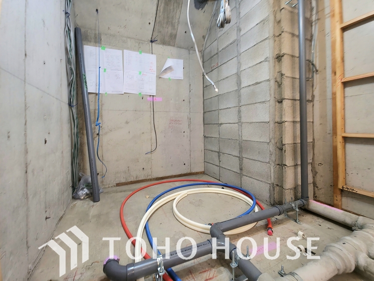 風呂 現在リフォーム中。新しく生まれ変わる室内は、快適な暮らしを彩る空間へ。白を基調とした明るい内装、最新の設備が、あなたの新生活を豊かにします。完成を楽しみにお待ちください。