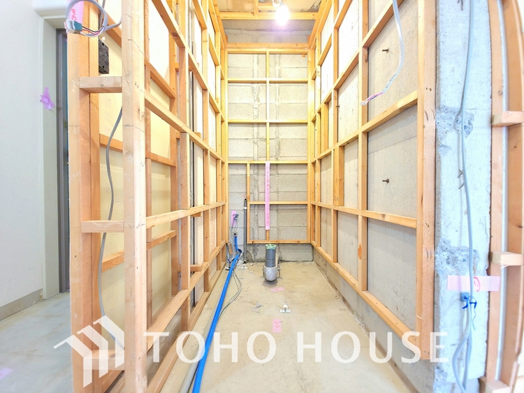 トイレ 現在リフォーム中。新しく生まれ変わる室内は、快適な暮らしを彩る空間へ。白を基調とした明るい内装、最新の設備が、あなたの新生活を豊かにします。完成を楽しみにお待ちください。