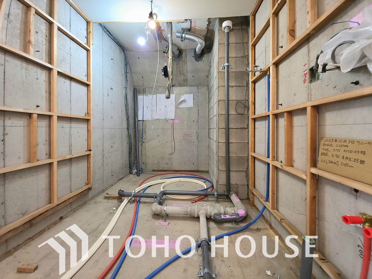 洗面 現在リフォーム中。新しく生まれ変わる室内は、快適な暮らしを彩る空間へ。白を基調とした明るい内装、最新の設備が、あなたの新生活を豊かにします。完成を楽しみにお待ちください。