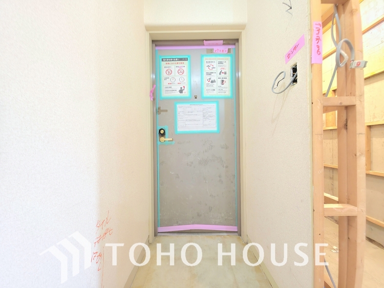 玄関 現在リフォーム中。新しく生まれ変わる室内は、快適な暮らしを彩る空間へ。白を基調とした明るい内装、最新の設備が、あなたの新生活を豊かにします。完成を楽しみにお待ちください。