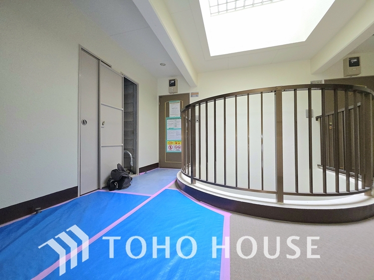 その他 現在リフォーム中。新しく生まれ変わる室内は、快適な暮らしを彩る空間へ。白を基調とした明るい内装、最新の設備が、あなたの新生活を豊かにします。完成を楽しみにお待ちください。