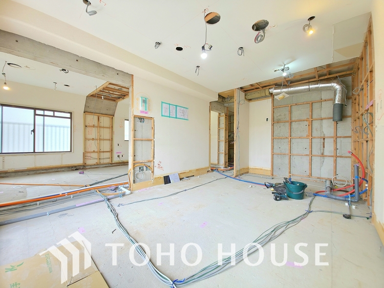 その他 現在リフォーム中。新しく生まれ変わる室内は、快適な暮らしを彩る空間へ。白を基調とした明るい内装、最新の設備が、あなたの新生活を豊かにします。完成を楽しみにお待ちください。