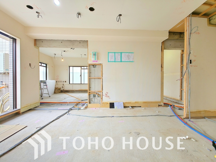 その他 現在リフォーム中。新しく生まれ変わる室内は、快適な暮らしを彩る空間へ。白を基調とした明るい内装、最新の設備が、あなたの新生活を豊かにします。完成を楽しみにお待ちください。