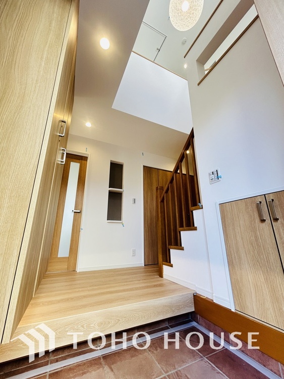 玄関 落ち着いた雰囲気の玄関、家族の帰りを暖かく迎えてくれます