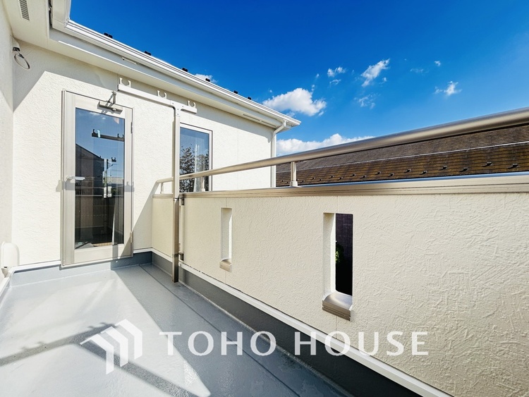 バルコニー 日当たりの良いバルコニーで晴れの日の洗濯物も楽しみになりますね