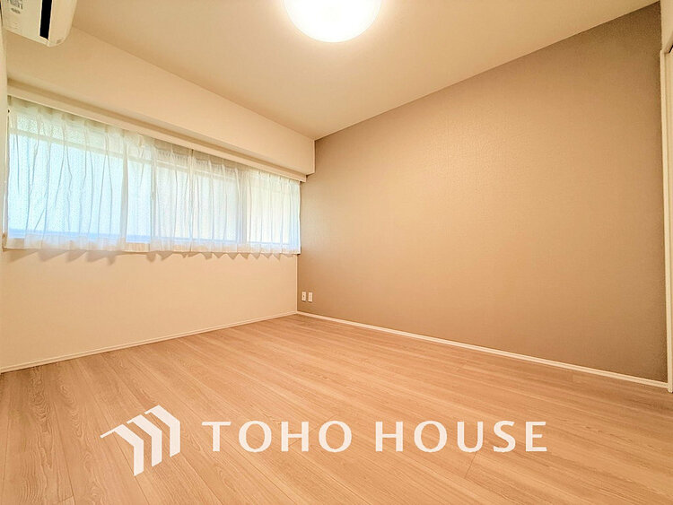 内装 採光もある洋室は、くつろぎのひと時を過ごすのにぴったり