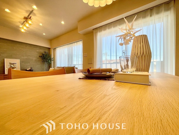 内装 【LIVING】◆眩い◆光が燦々と入り、家族の笑顔を照らす。「いつまでも続いて」と願う夢のような毎日がここにある。