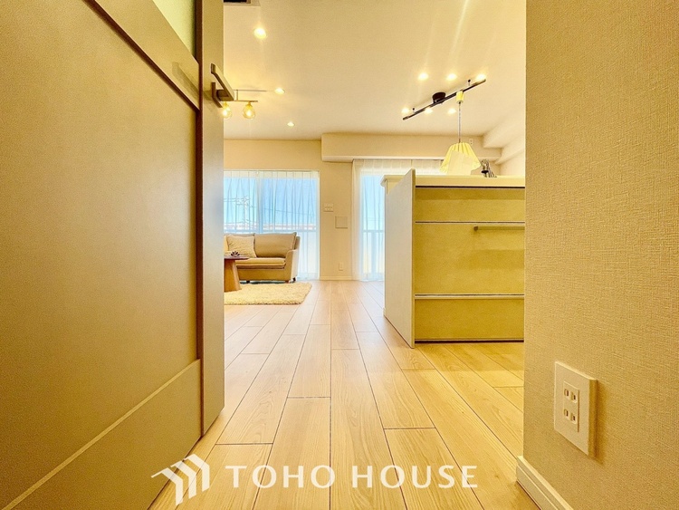 内装 【LIVING】◆住む喜び、楽しさ、感動◆を君と共有したい。いつまでもずっと家族を見渡せるこの広い空間で。