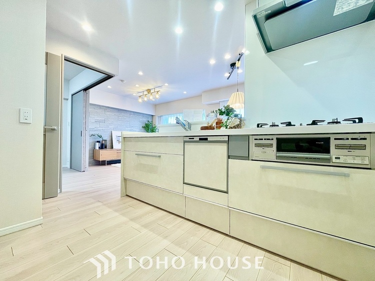 キッチン 【ENTRANCE】◆家族◆帰りを待つ家族の元へと急ぐときの弾む思い。そんな思いを引き立てる。