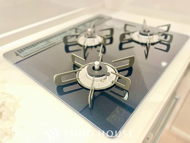 キッチン 【KITCHEN】◆開放的◆後片付けが楽なシステムキッチン。収納スペースの充実！