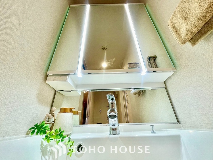 洗面 【WASHROOM】◆快適◆煌びやかな暮らしの中にも忘れたくない快適さ。大きな収納が助けてくれます。