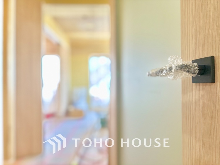 内装 叶えたかったのは落ち着きのあるナチュラルな風合い、そして開放感があるリビング。優雅な気分に浸れる幸せな時間を家族が自然と集まりたくなるこの空間で。