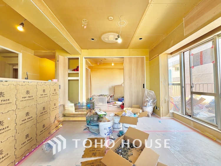 内装 ＊配置してある家具や小物はCGによるイメージ画像です。忙しい朝でも、しっかり家族が揃って食事をして頂けるゆとりある大きさのダイニングスペース。リビングと和室の続き間は急な来客時にも使い勝手が良いです。