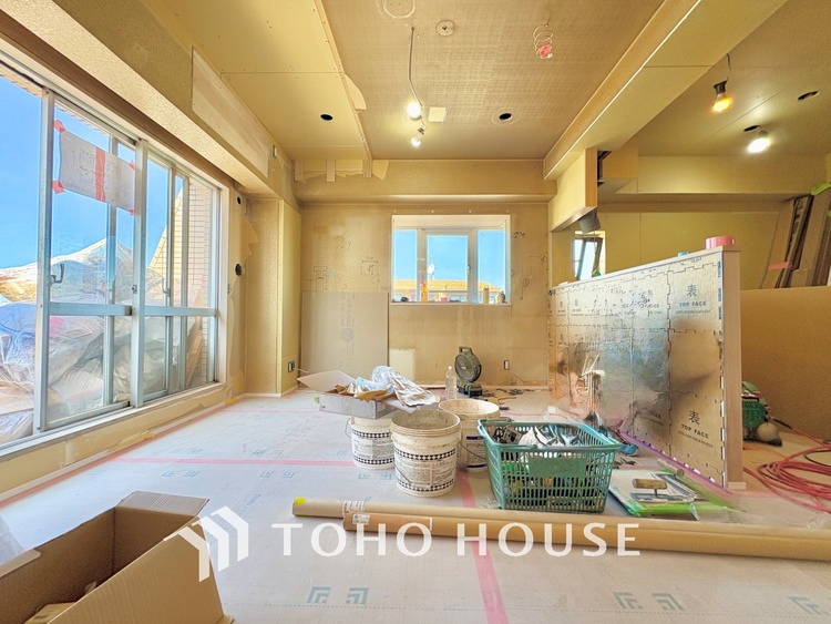 内装 ＊配置してある家具や小物はCGによるイメージ画像です。忙しい朝でも、しっかり家族が揃って食事をして頂けるゆとりある大きさのダイニングスペース。リビングと和室の続き間は急な来客時にも使い勝手が良いです。