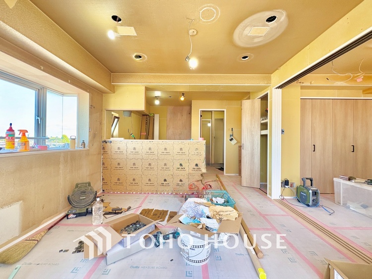 内装 ◆瀟洒な空間◆落ち着いた小棚や室内の緑光、アクセントのある彩が見事に調和させた瀟洒なリビングルーム。ここに集まる家族の会話と笑顔が絶え間なく続く幸せな空間。