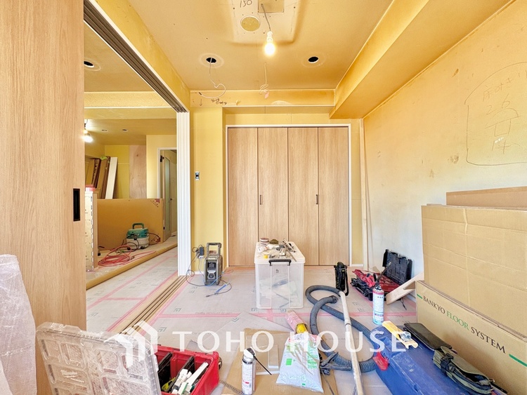 内装 風の通り道。舞い込んでくる風が優しく躍り、室内に爽やかな空気を運んでくる。そこに季節の息吹を感じて、いまがどんな季節なのかを実感する。