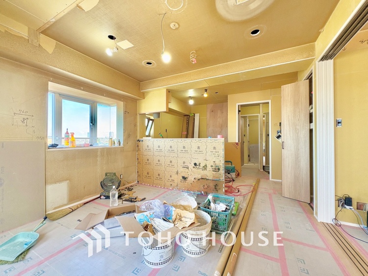 内装 ここはみんなが集い、食事と楽しい会話が始まる場所。話に夢中になりすぎて、ついつい時を忘れ、夜半過ぎになってしまう。そんな束の間の幸せを感じさせてくれます。