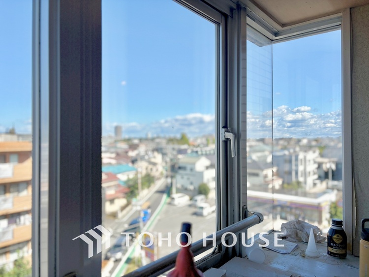 内装 ◆瀟洒な空間◆落ち着いた小棚や室内の緑光、アクセントのある彩が見事に調和させた瀟洒なリビングルーム。ここに集まる家族の会話と笑顔が絶え間なく続く幸せな空間。