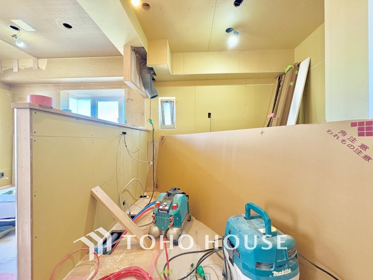 キッチン 手元の収納から、足元の収納までが全てスライド式で、奥のスペースまで有効に活用できます。奥まで上から見渡せるので、たまにしか使わない調理器具もサッと取出せます。