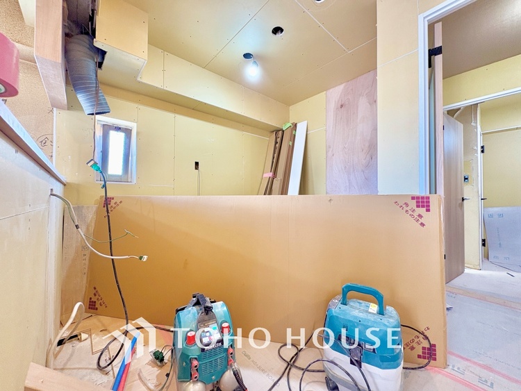 キッチン キッチンは家族の絆を育む大切な空間。シンプルで使い易いシステムキッチンで愉しく作る料理は愛情のある美味しいご馳走に。家族で使える対面式キッチンです。