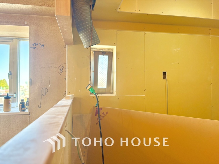 キッチン 広々としたキッチンのシンクは、料理の準備と片付けを楽にし、使いやすさを最大限に引き立てます。