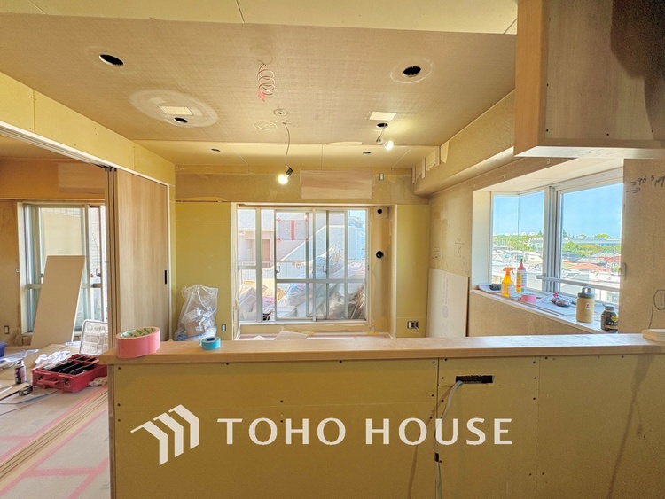 キッチン キッチンは家族の絆を育む大切な空間。シンプルで使い易いシステムキッチンで愉しく作る料理は愛情のある美味しいご馳走に。家族で使える対面式キッチンです。