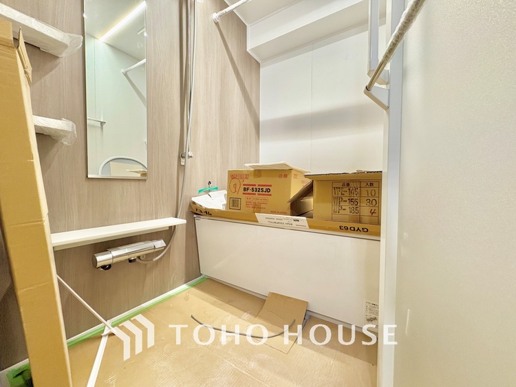 風呂 【浴室】《一日の疲れを落としてくれる場所は、落ち着く場所でなければならない》　高級感溢れるカラーと大きさ・柔らかな曲線で構成された半身浴も楽しめるバスタブが心地よさをもたらします。