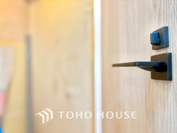 トイレ 清潔感あるホワイト調のクロスと温もり溢れるモダンカラーの床材が見事に調和した本邸宅は、毎日の生活を少しでも快適に過ごして頂ける様に落ち着いた雰囲気作りから行っています。