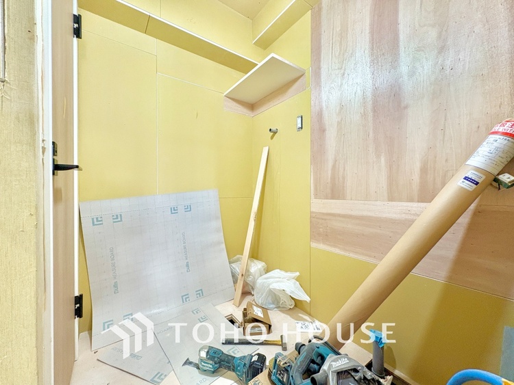 洗面 気持ちの良い朝をつくりだし、夕方には笑顔を取り戻させてくれるミラー。パウダールームはいつでも本来の自分を取り戻せる空間。明るく仕上げてあります。