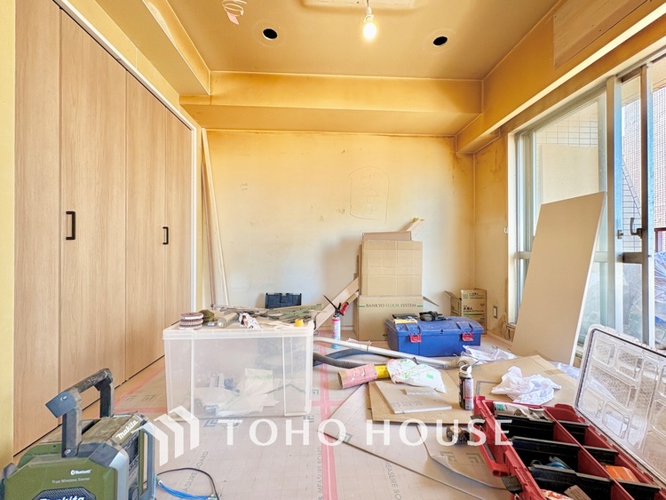 その他 風の通り道。舞い込んでくる風が優しく躍り、室内に爽やかな空気を運んでくる。そこに季節の息吹を感じて、いまがどんな季節なのかを実感する。