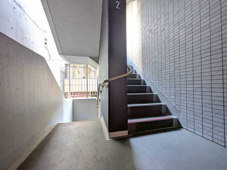 その他 共用部の階段です。明るく清潔に管理されています。