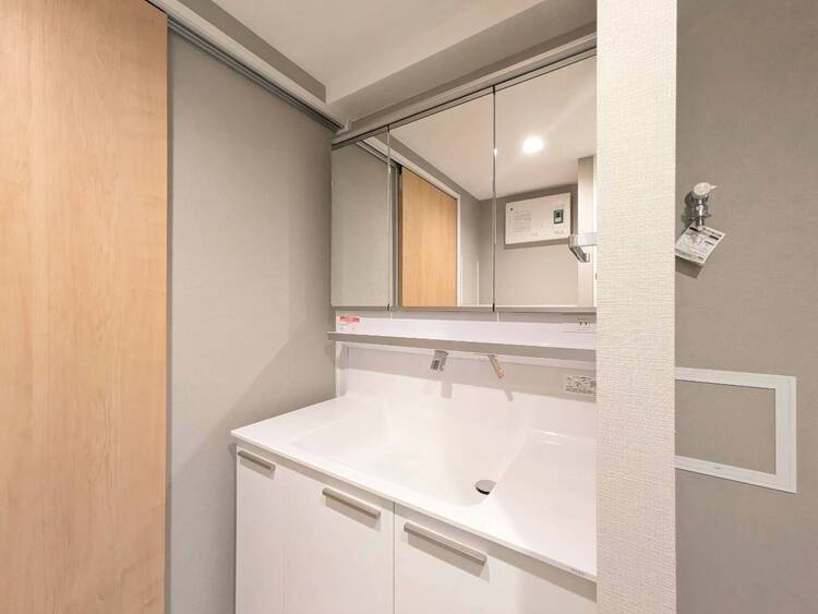 その他 清潔感を感じられる洗面化粧台。
