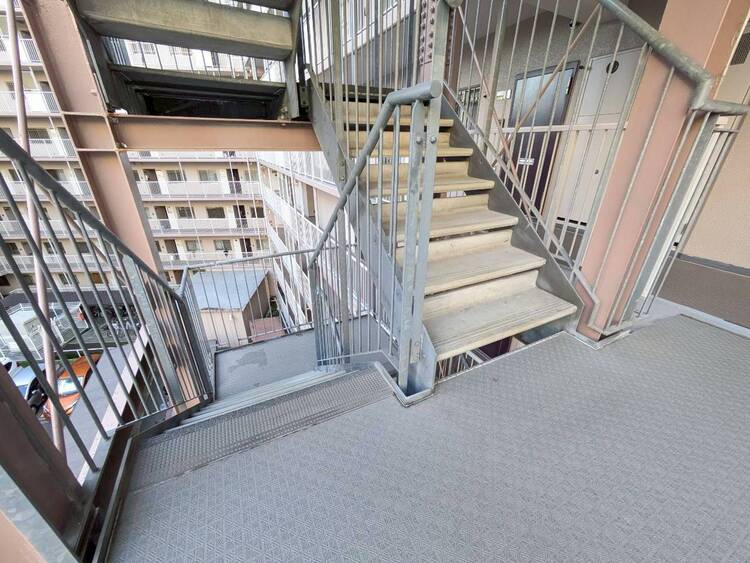 その他 共用部の階段です。明るく清潔に管理されています。