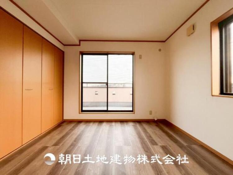 内装 【居室】大切な家族一人ひとりの大切な個別空間。趣味・感性で個性的に飾って頂けるようシンプルに仕上げてあります。自分時間を充実させながら心豊かなひとときを過ごすための大切な空間。