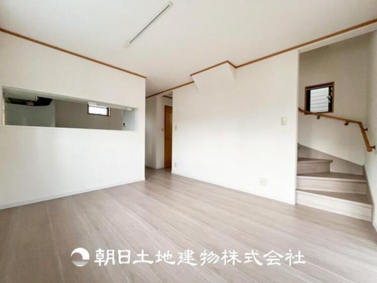 居間 【リビング】リビングにはみんなが集い、食事や楽しい会話が始まる。話に夢中になりすぎて、ついつい時を忘れてしまう。そんな束の間の幸せを感じさせてくれる場所。