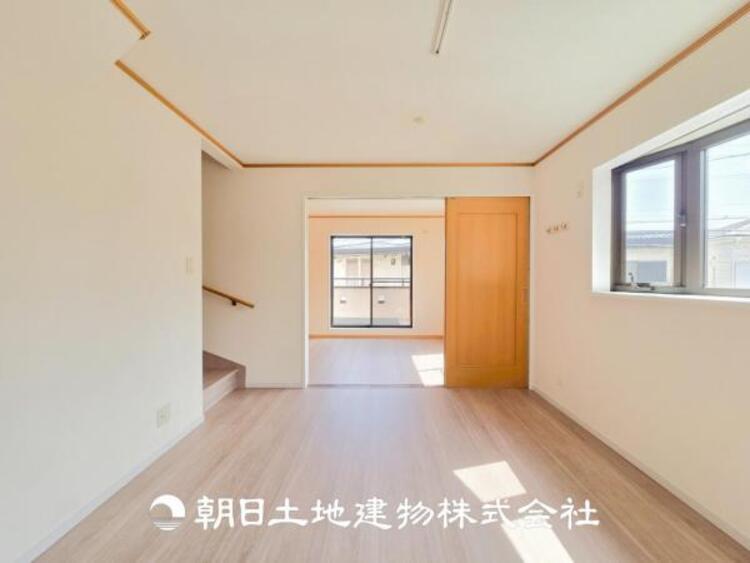 居間 【リビング】リビングにはみんなが集い、食事や楽しい会話が始まる。話に夢中になりすぎて、ついつい時を忘れてしまう。そんな束の間の幸せを感じさせてくれる場所。