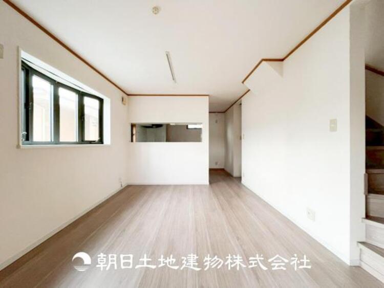 居間 【リビング】リビングにはみんなが集い、食事や楽しい会話が始まる。話に夢中になりすぎて、ついつい時を忘れてしまう。そんな束の間の幸せを感じさせてくれる場所。