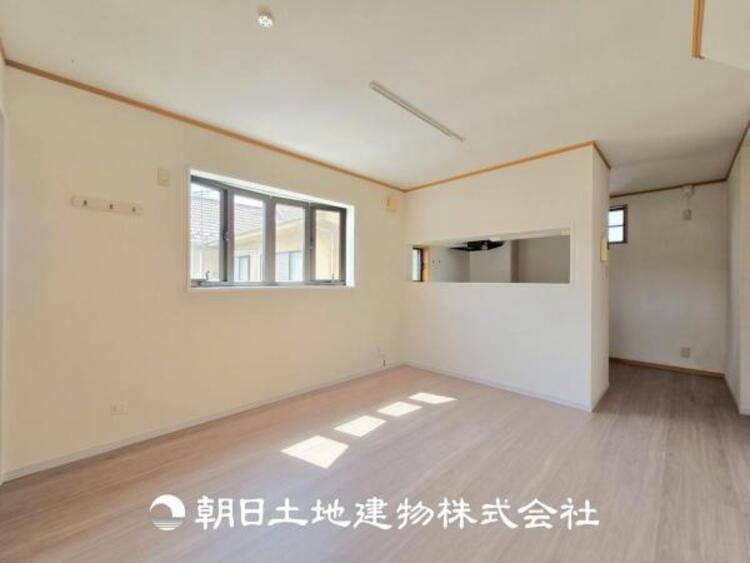 居間 【リビング】大切なご家族、招いた友人と過ごすひと時を溢れる光が優しく包み込む空間。大切な人とともに、心穏やかに過ごすひととき。家族との時間、自分の時間を大切にできる空間を作りました。