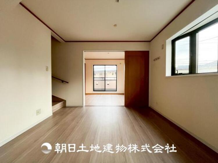 居間 【リビング】大切なご家族、招いた友人と過ごすひと時を溢れる光が優しく包み込む空間。大切な人とともに、心穏やかに過ごすひととき。家族との時間、自分の時間を大切にできる空間を作りました。