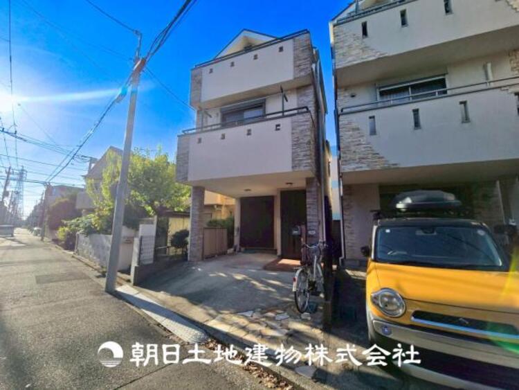 外観 【外観写真】表現された空間はたくさんの光を浴び、風を感じ、暮らしの時間を豊かにしてくれます。デザインされた空間と競い合うかのような充実した建物と共に大切な家族の思い出を刻んでいきます。