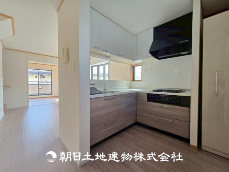 キッチン 【キッチン】日々の生活における家事の動線やリビングとの往来のしやすさに配慮し、お食事の準備や後片付けなどの家事を少しでも楽にするキッチンスペースを目指しました。毎日使う場所だからこそ。ストレスなく使えて、居心地が良くないといけないと思います。